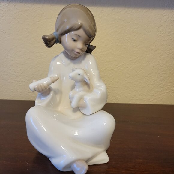LLADRO NAO Spain PORCELAIN FIGURINE GIRL BOTTLE FEEDING A LAMB - No Box - Picture 5 of 6